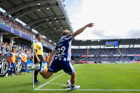 IFK Göteborgs Noah Tolf slår en hörna