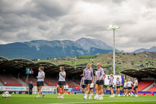 Ada Hegerberg, Justine Kielland and players of Norway