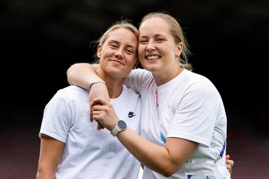 Lisa Naalsund and goalkeeper Aurora Mikalsen of Norway