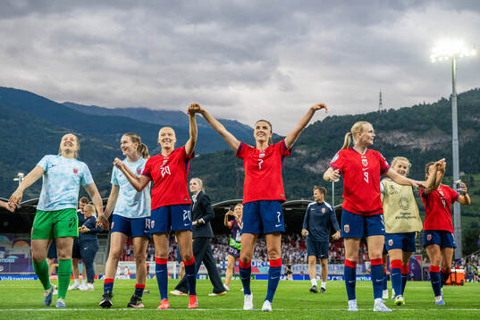 Synne Sofie Kinden Jensen, Ingrid Syrstad Engen and players