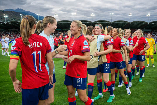 Elisabeth Terland, Lisa Naalsund and players of Norway