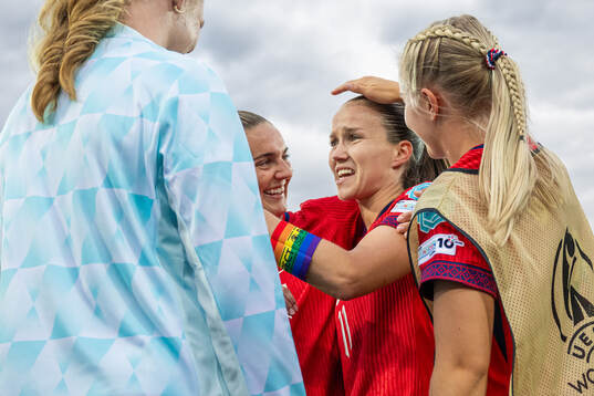 Vilde Bøe Risa, Guro Reiten and players of Norway celebrate