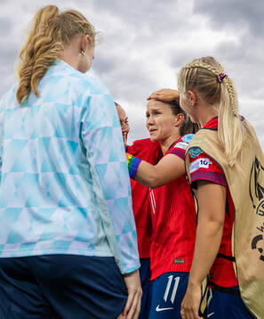 Guro Reiten and players of Norway celebrate