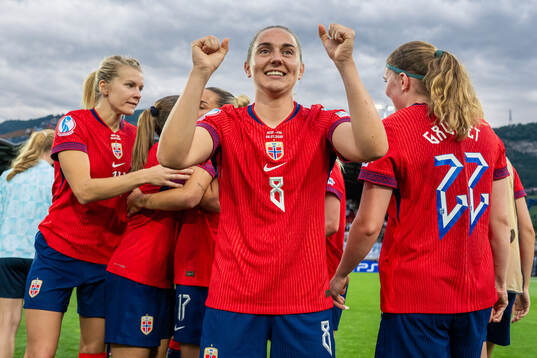 Vilde Bøe Risa and players of Norway celebrate
