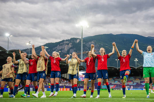 Thea Bjelde, Maren Mjelde, Celin Bizet Dønnum, Caroline