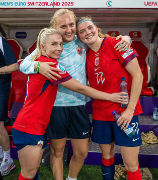 Thea Bjelde, goalkeeper Sunniva Skoglund and Signe Gaupset