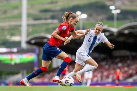 Caroline Graham Hansen of Norway and Joanna Tynnilä of