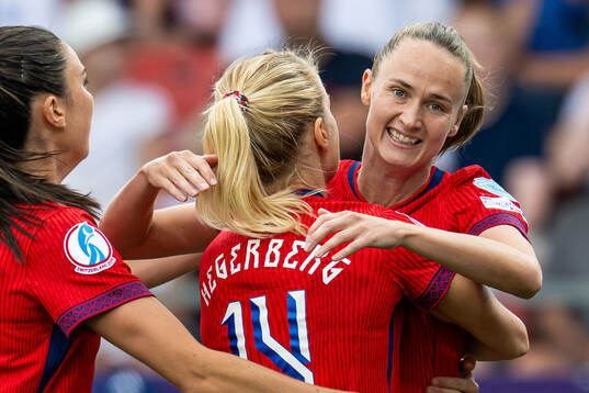 Caroline Graham Hansen of Norway celebrates with teammate