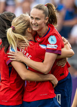 Caroline Graham Hansen of Norway celebrates with teammate