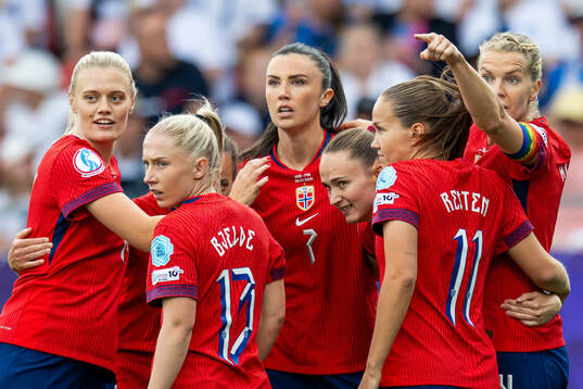 Caroline Graham Hansen of Norway celebrates with teammates