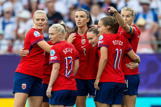 Caroline Graham Hansen of Norway celebrates with teammates