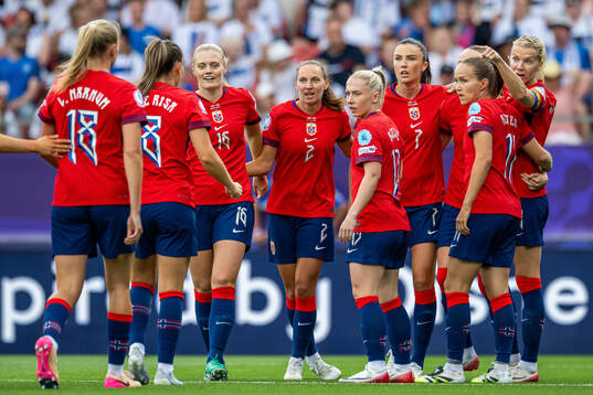 Caroline Graham Hansen of Norway celebrates with teammates