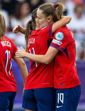Caroline Graham Hansen of Norway celebrates with teammate