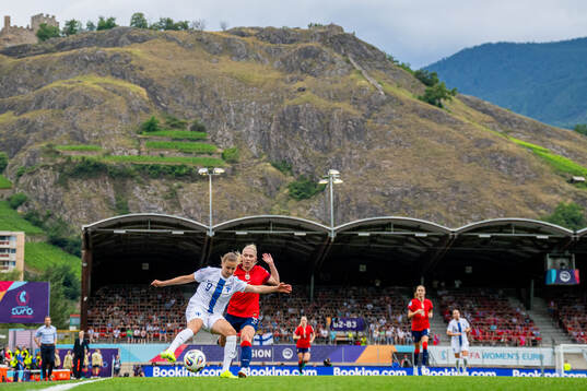 Katariina Kosola of Finland and Thea Bjelde of Norway