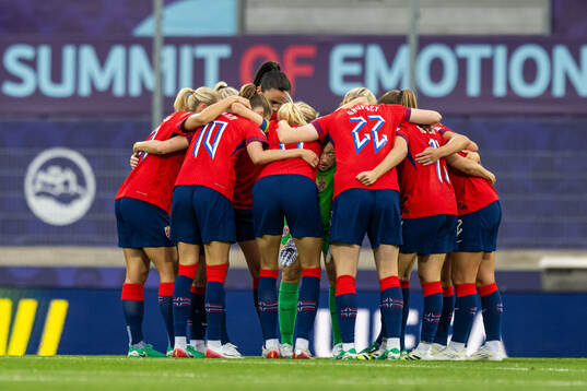 Caroline Graham Hansen, Ingrid Syrstad Engen, goalkeeper