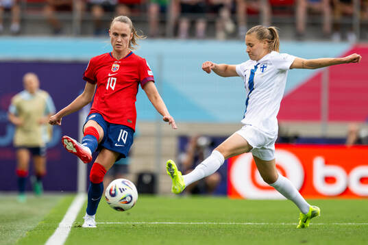 Caroline Graham Hansen of Norway and Katariina Kosola of