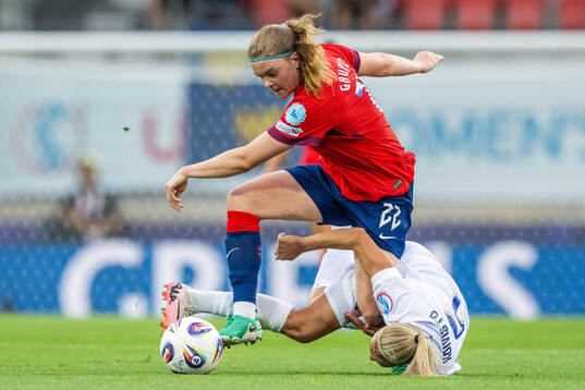 Signe Gaupset of Norway and Emma Koivisto of Finland