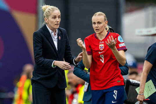 Head coach Gemma Grainger and Karina Sævik of Norway