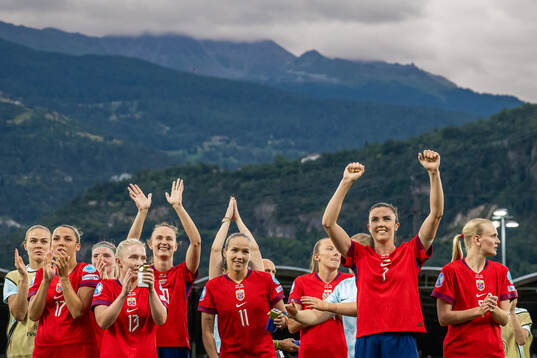 Caroline Graham Hansen, Ingrid Syrstad Engen and players of