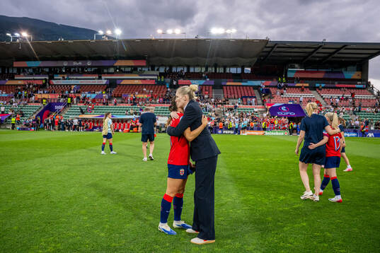 Tuva Hansen and head coach Gemma Grainger of Norway