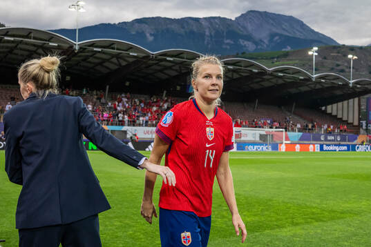 Head coach Gemma Grainger and Ada Hegerberg of Norway