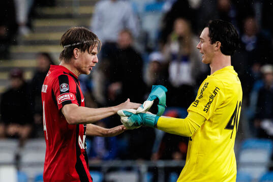Brommapojkarnas Eric Björkander och målvakt Leo Cavallius
