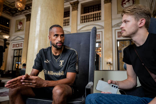 Isaac Kiese Thelin is being interviewed by Theodor