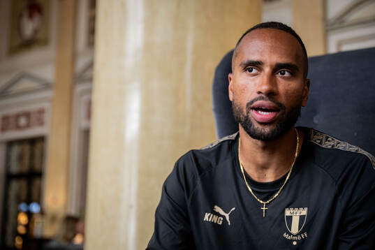 Isaac Kiese Thelin is being interviewed