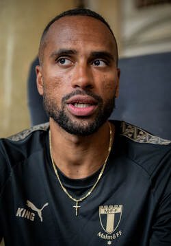 Isaac Kiese Thelin is being interviewed