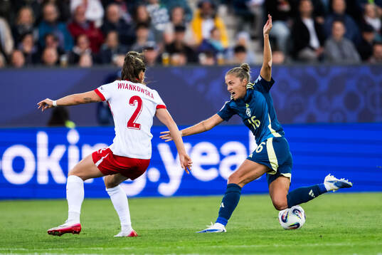 Martyna Wiankowska of Poland and Filippa Angeldahl of Sweden