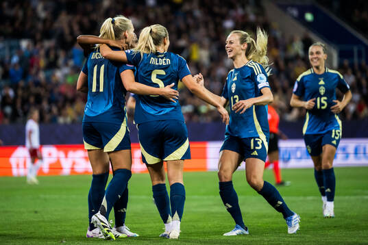 Stina Blackstenius of Sweden celebrates with Amanda Nildén