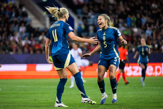 Stina Blackstenius of Sweden celebrates with Amanda Nildén