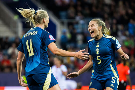 Stina Blackstenius of Sweden celebrates with Amanda Nildén