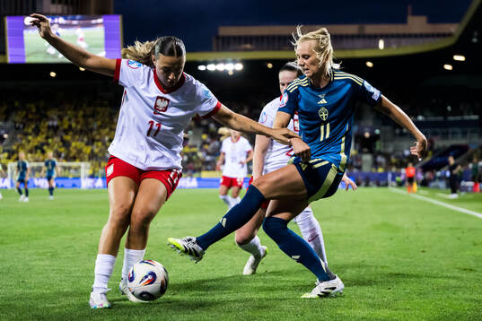 Tanja Pawollek of Poland ans Stina Blackstenius of Sweden