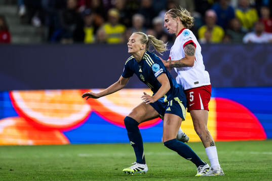 Stina Blackstenius of Sweden and Oliwia Wos of Poland