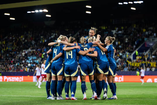Kosovare Asllani of Sweden celebrates with team mates