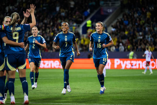 Kosovare Asllani of Sweden celebrates with Madelen Janogy