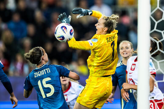 Julia Zigiotti Olme of Sweden and goalkeeper Kinga Szemik