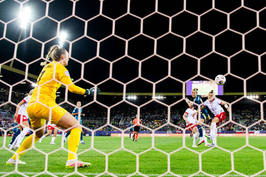 Kosovare Asllani of Sweden scores 0-2