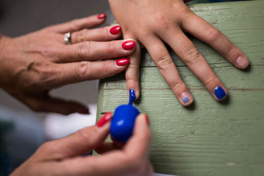 A fan of Sweden gets her nails painted