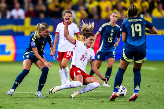Hanna Lundkvist of Sweden and Paulina Tomasiak of Poland