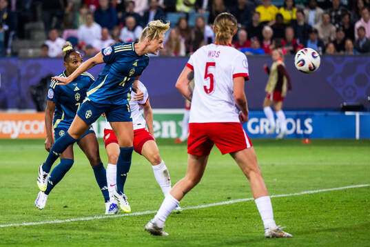 Stina Blackstenius of Sweden scores the 0-1 goal