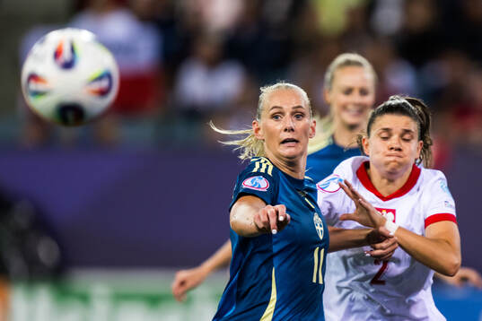 Stina Blackstenius of Sweden and Martyna Wiankowska of