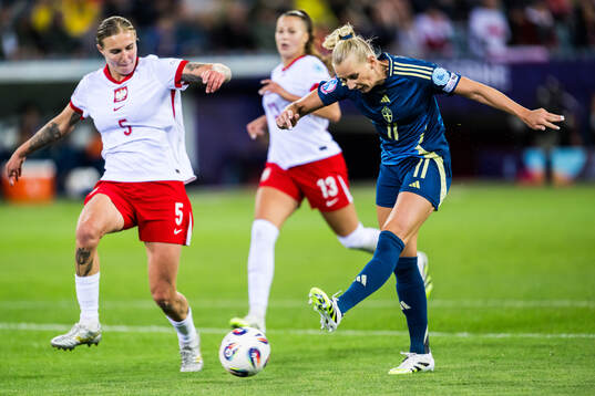 Oliwia Wos of Poland and Stina Blackstenius of Sweden