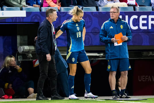Head coach Peter Gerhardsson, Fridolina Rolfö and
