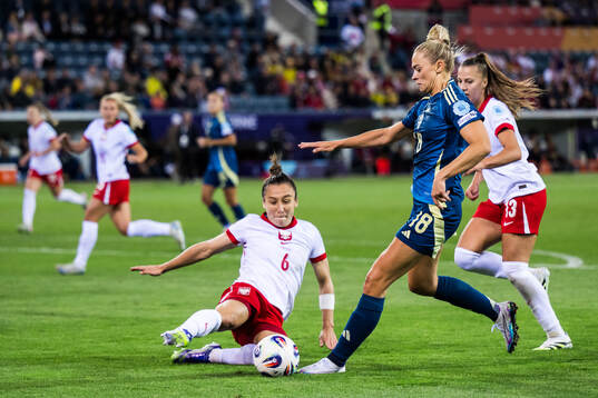 Sylwia Matysik of Poland and Fridolina Rolfö of Sweden