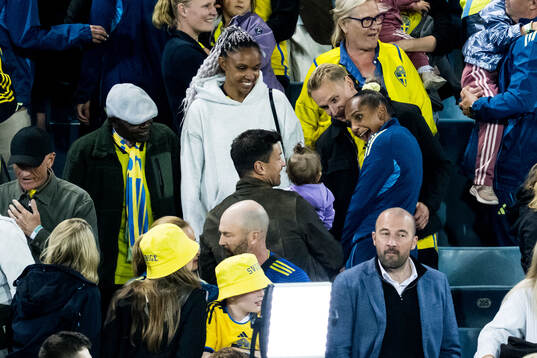 Madelen Janogy of Sweden with her father, twin sister and