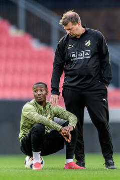 Sanders Ngabo and coach Jens Gustafsson of Häcken