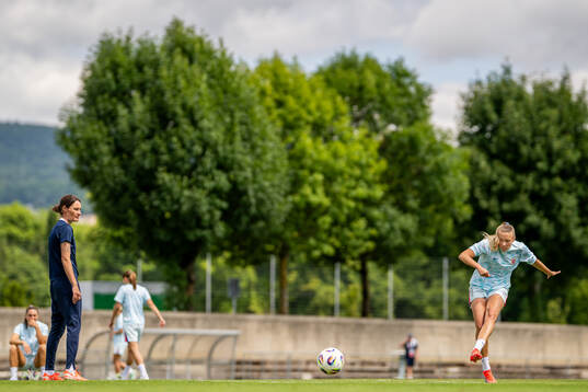 Assistant coach Ingvild Stensland and Synne Sofie Kinden