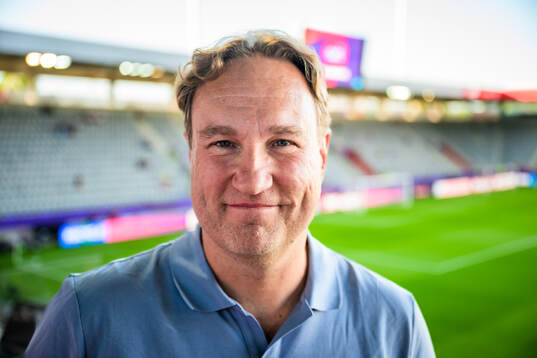 Swedish Public Television commentator Chris Härenstam pose